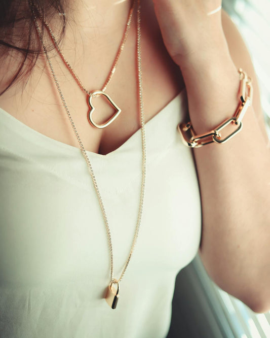 Top 2026 accessory trends including statement jewelry, minimalist and sustainable pieces